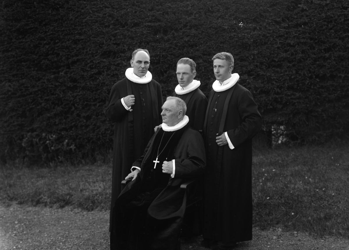 Christian Grundseth, BISKOP I HAMAR BISPEDØMME FRA 1922 TIL 1934, MIKKEL BJØNNES-JACOBSEN (1863-1941), , PRESTER, 37179. Her sitter biskopen sammen med sin sønn Jens Bjønnes Jacobsen og sine to svigersønner, Johannes Smemo og Herman Stabell