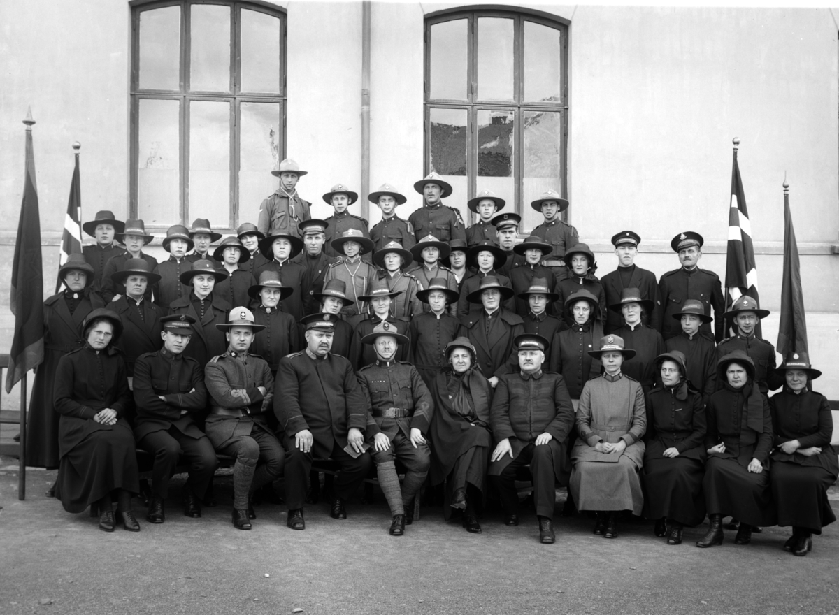 Christian Grundseth, FRELSESARMEENS UNDERBEFAL, STOR GR. FLAGG, UNIFORMER, 1925