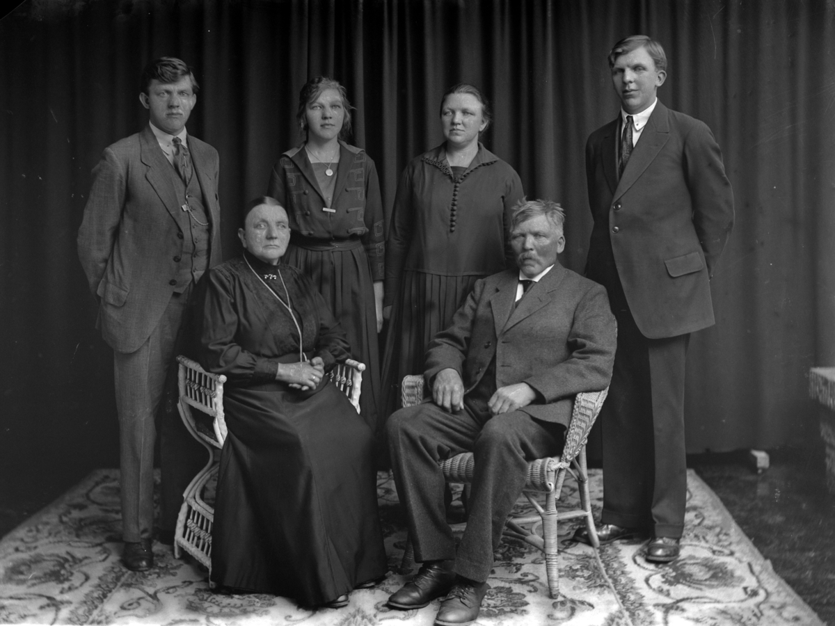Christian Grundseth, Fru Gundersen, Briskeby, Hamar gr: 6, familie, ukjente, 1922. Stående bak til høyre, Alfred Gundersen. Alfred Gundersen, hans foreldre som sitter fremst heter Alette og Martin Gundersen.