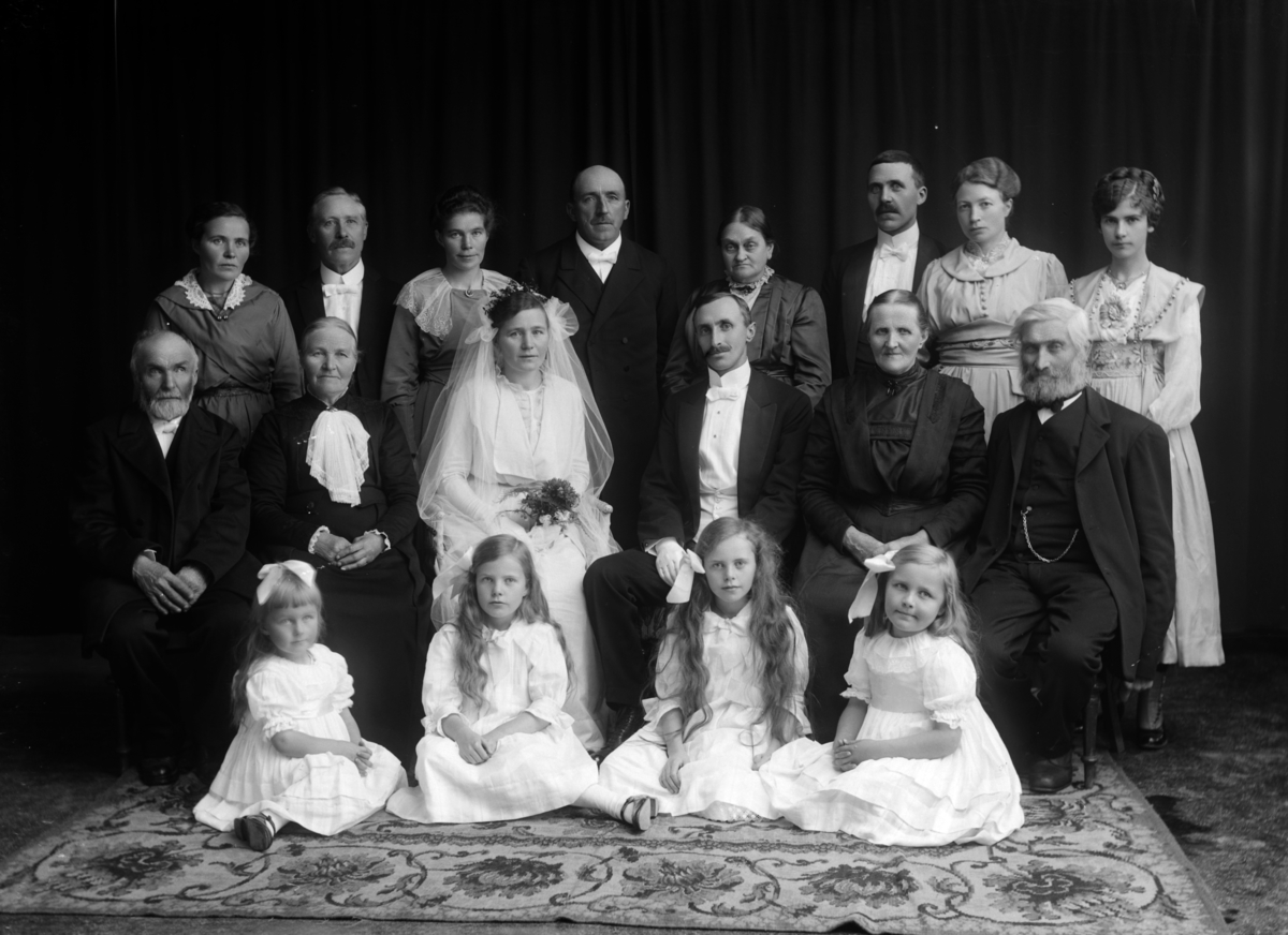 Christian Grundseth, HANSEN EINAR, ÅSTA, STOR GR: BRUDEBILDE M/FAM. UKJENTE