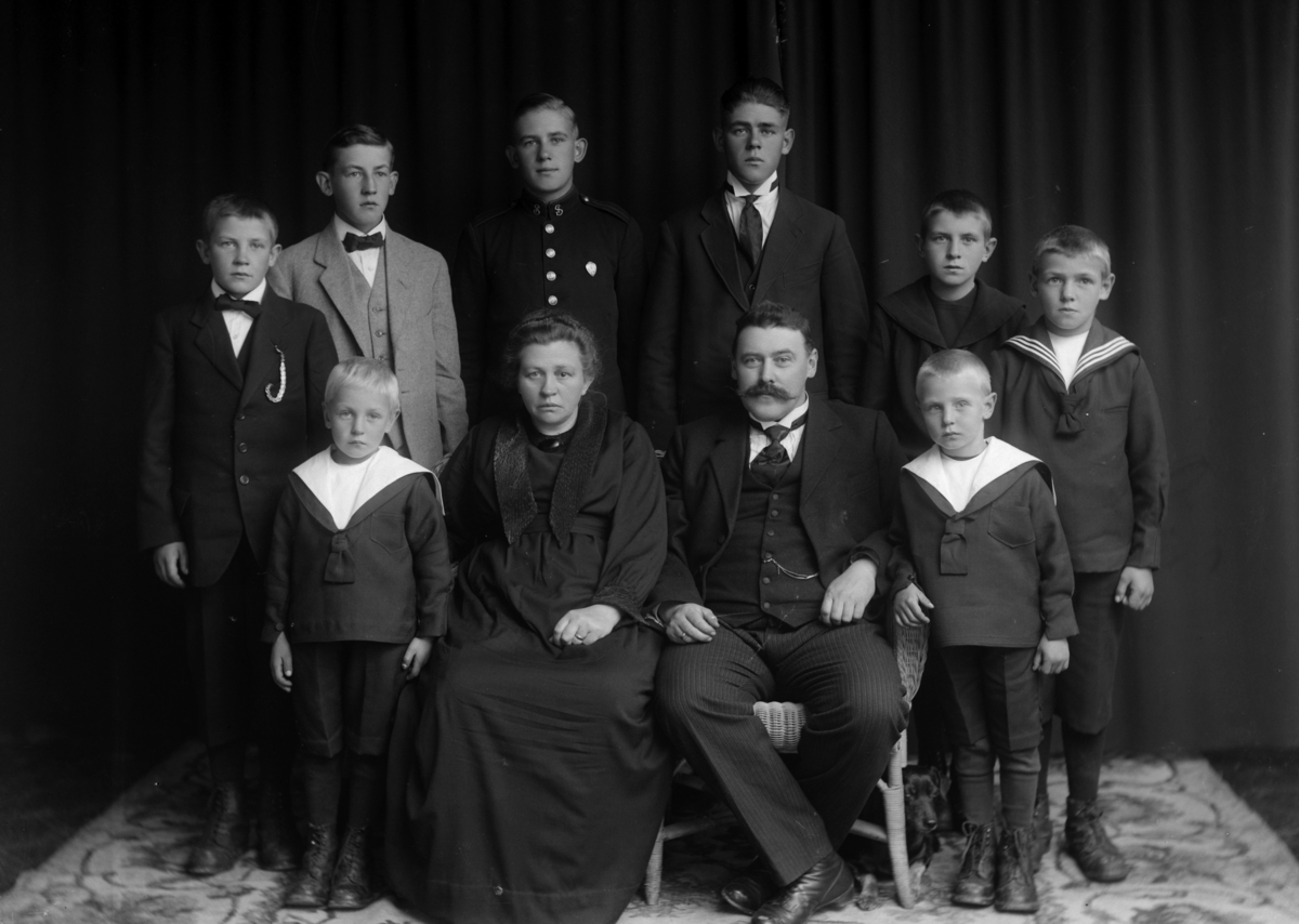 Christian Grundseth, HOLST G. GR: 10 FAMILIE, 26309. Familien Holst fra Nysted i Løten. Bak fra venstre, Hogne, Magne Egil, Harald Borger, Vidar Christian Mack, Kaare og Arve. Foran fra venstre, Aage, Olava (f. Larssen), Georg Christian Mack og Reidar.
