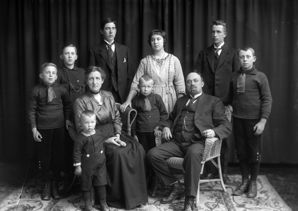 Christian Grundseth, ØXET LUDVIG, GR: 10 FAMILIE, BARN OG VOKSNE, KNEKT PLATE.