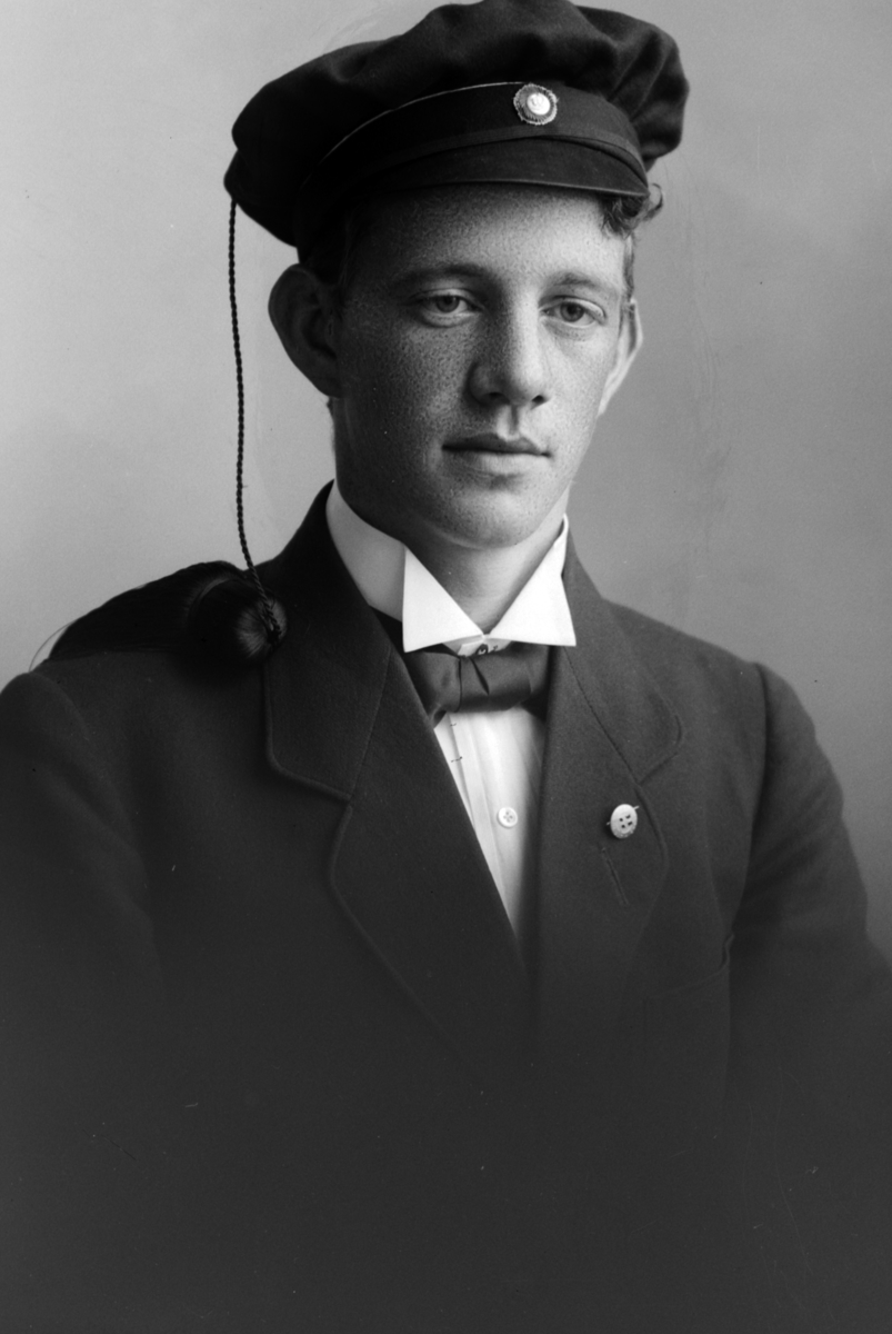Christian Grundseth, GRUNDT EIV. , STUDENT, HALVFIG. , 18351 Født 1897, sønn av overkonduktør L. A. Grundt, han var ved Hamar stasjon i 1910.
