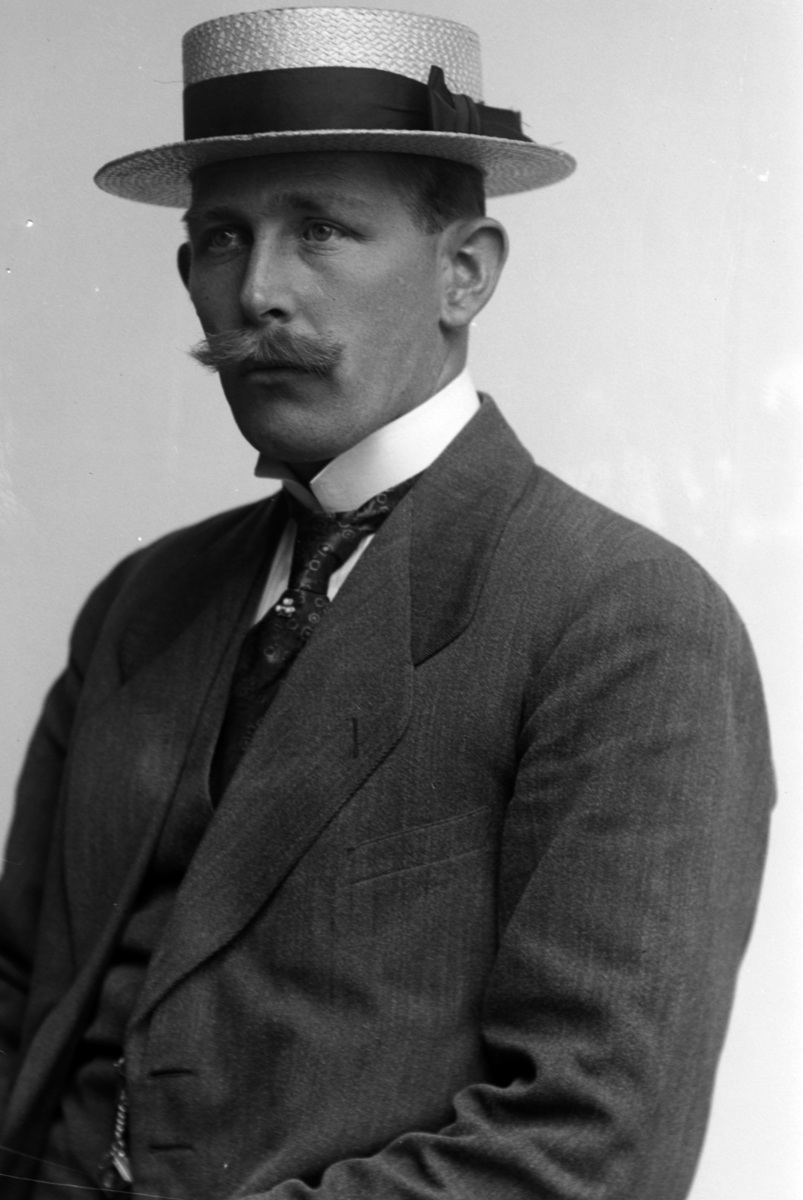 Christian Grundseth, SMØRSTEN BESTYRER, PASS, HALVFIG. M/HATT, 20180