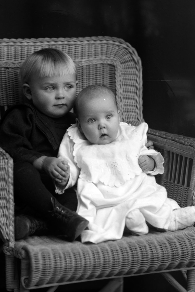Christian Grundseth, STRÆTKVÆRN FRU, GR: 2 BARN, 23099 Bildet viser bror og søster; Ola Jacob (f. 1918) og Karen Margrethe Charlotte (f. 1919). Bildet tatt 1919.