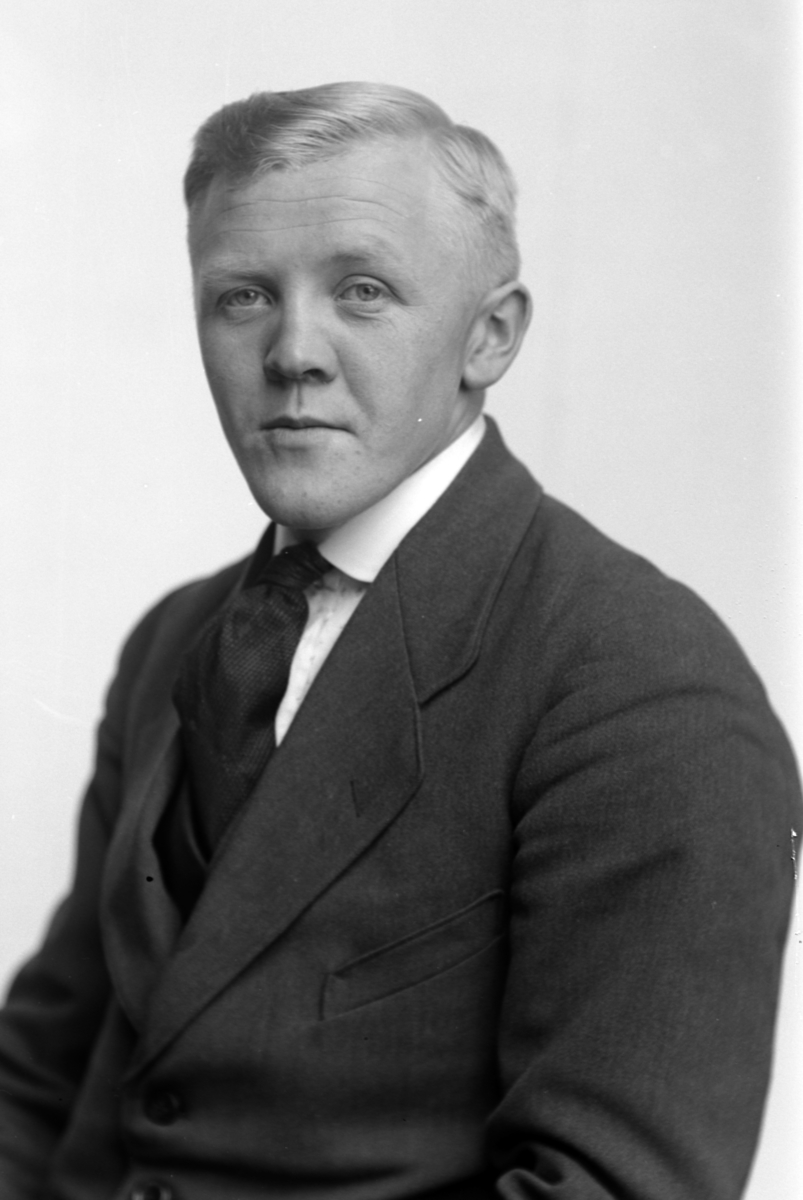 Christian Grundseth, SÆTHER TRYGVE, HALVFIG. , 23912