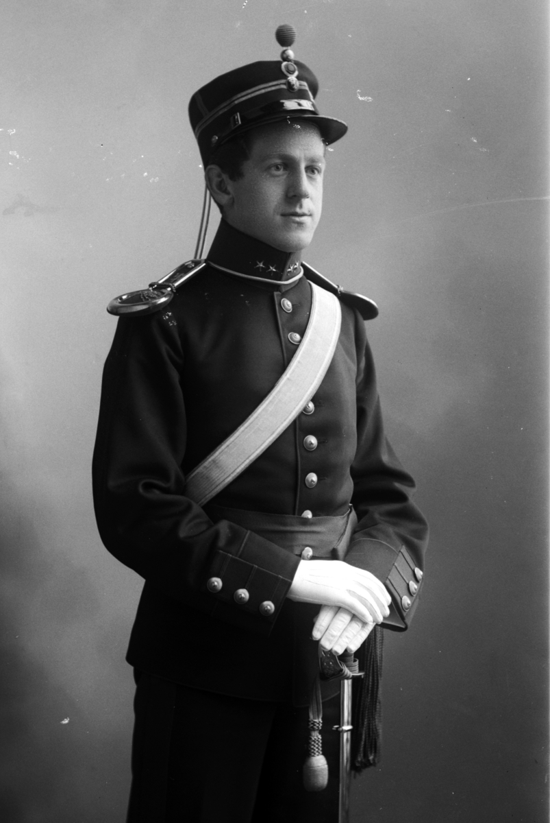Christian Grundseth, Harald Østbye. ØSTBYE LØYTNANT, HELFIG M/UNIFORM, 14659