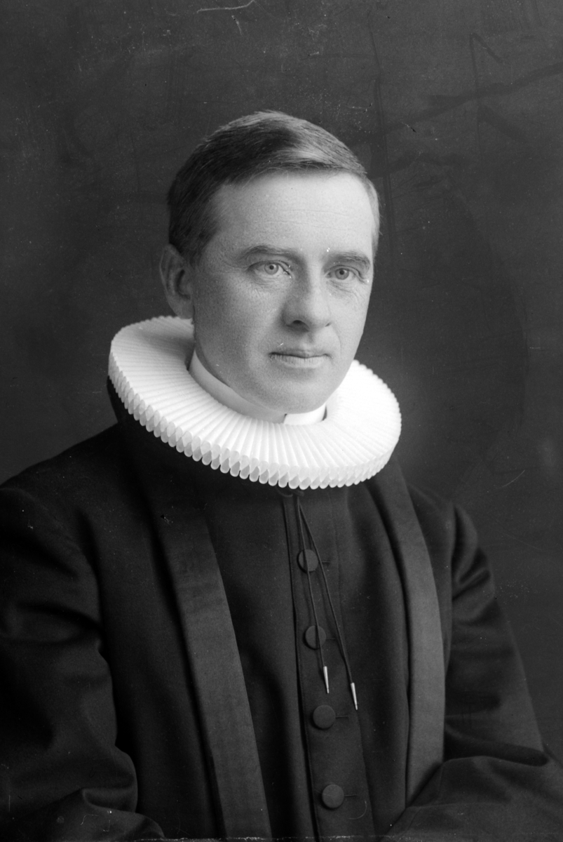 Christian Grundseth, UKJENT PREST M/PRESTEKJOLE, HALVFIG. , 21392