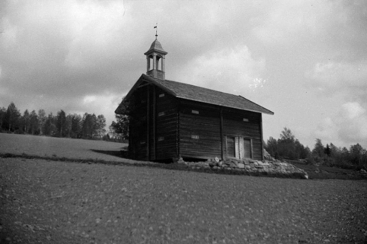 Toralv Bleken-Nilssen, KIRKEBY. FURNES i Ringsaker. STABBUR. Skal være bygd av Ole Kirkeby, eier 1838-68. Mindre rom i 1. høgda til sulmat. I andre høgda 12 binger framme på golvet. 779-1