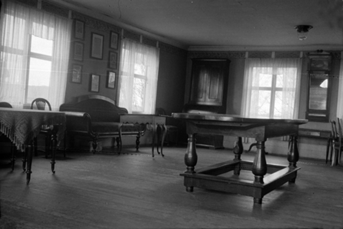Toralv Bleken-Nilssen, Salen på Stor-Ile i Furnes, Ringsaker. Sofa, bord, skatoll.