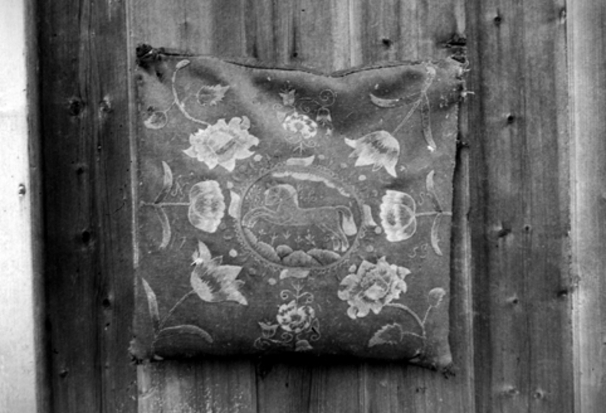 Toralv Bleken-Nilssen, BUSVOLD, ROMEDAL i Stange, sydd etter HYNNE, HYNDE, på Busvold. PUTE. DEKOR. Datert 1734.