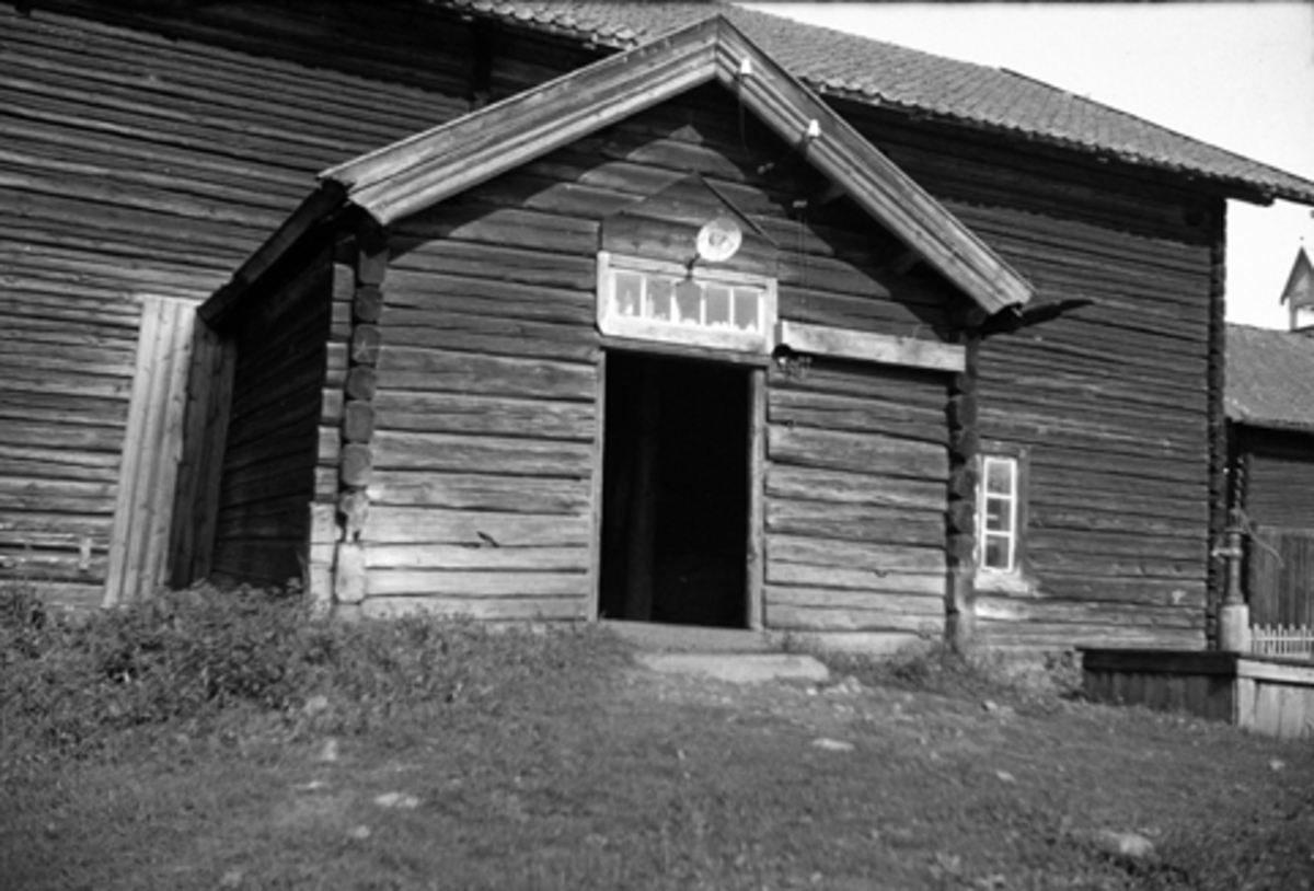 Toralv Bleken-Nilssen, HØNNINGSTAD. LØTEN. ?. INNGANGSPARTI. DØR.