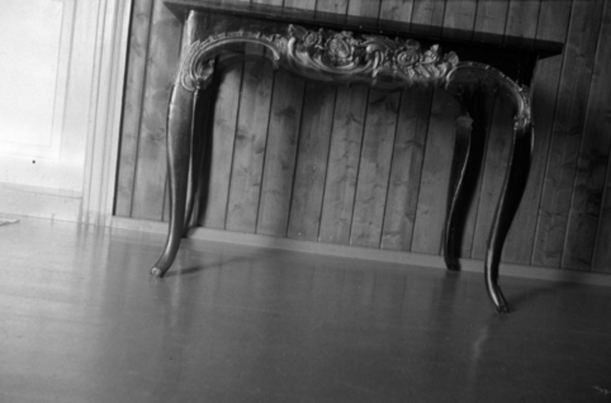 Toralv Bleken-Nilssen, GUDSÅS. FURNES i Ringsaker. BORD. ORNAMENT. DEKOR.