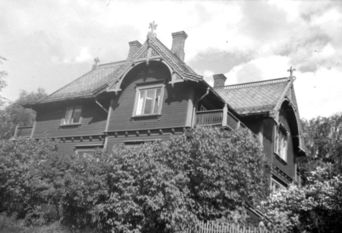 Toralv Bleken-Nilssen, HUS. HAMAR. SVEITSERSTIL. Sverdrups gate 1, Villa Bergfall anno 1898. Tegnet av arkitekt Hagbarth Martin Schytte Berg 1860-1944. http://www. villabergfall. no/?page_id=4