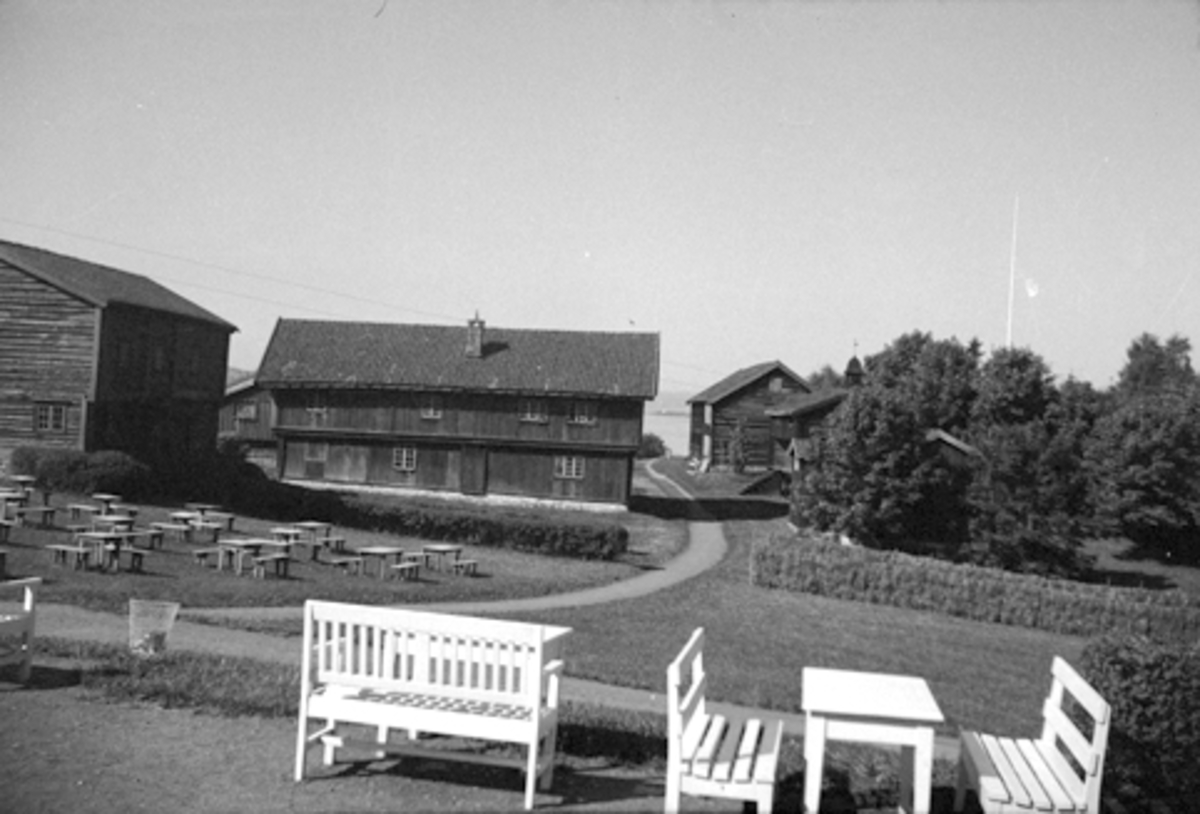 Toralv Bleken-Nilssen, RESTAURANT. HDH. 80. BORD. KRAKKER. UTE. HDH. 10. BOLSTAD-BYGNINGEN, HEDMARKSTUNET, Hedmarksmuseet.