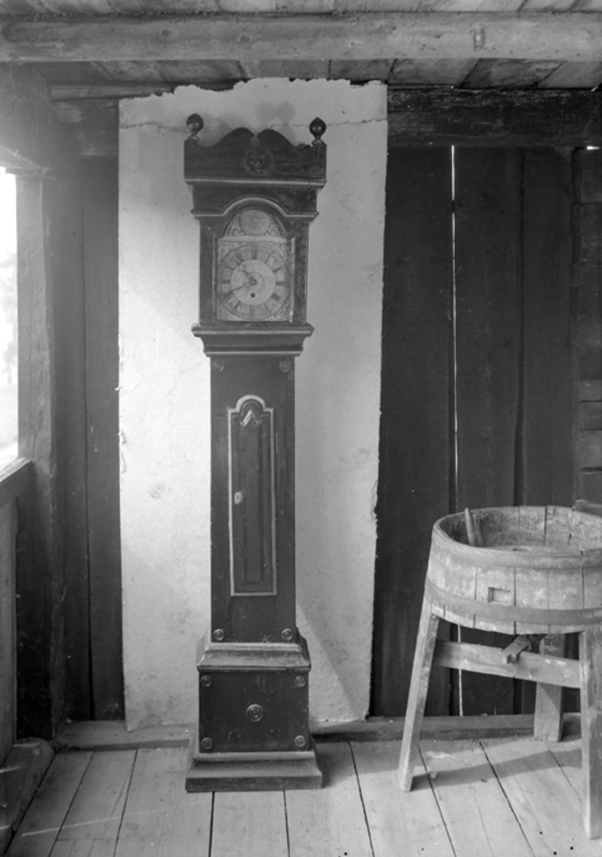Anno Domkirkeodden, OF. UKJENT. GULVKLOKKE. PEDER MIKKELSEN VANG. UTLÅNT: SPAREBANKEN HEDMARK. 1967.