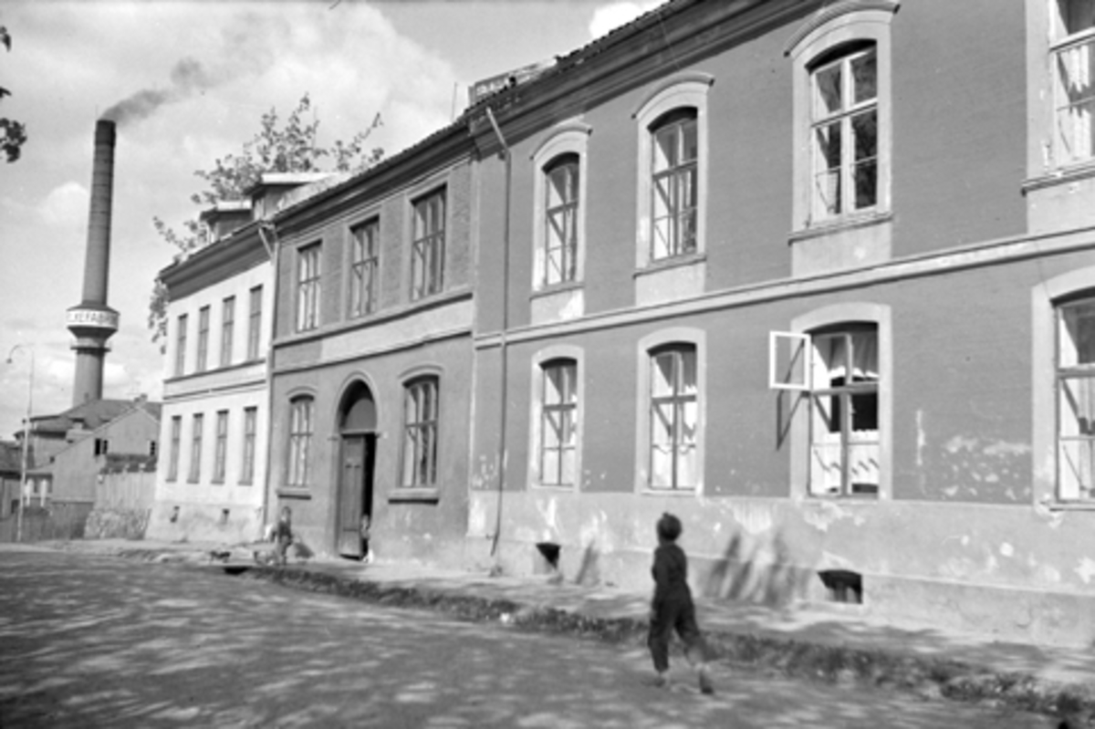 Anno Domkirkeodden, HAMAR, SKAPPELSGT. 15-17, MELKEFABRIKKEN, FABRIKK PIPE. TIDL. 1103. Barn leker i gata.