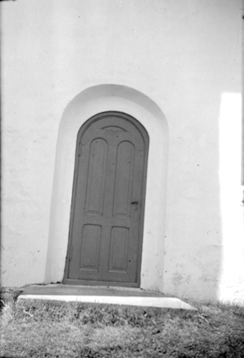 Toralv Bleken-Nilssen, LØTEN KIRKE, DØR TIL SAKRESTI. TIDL. 3496.