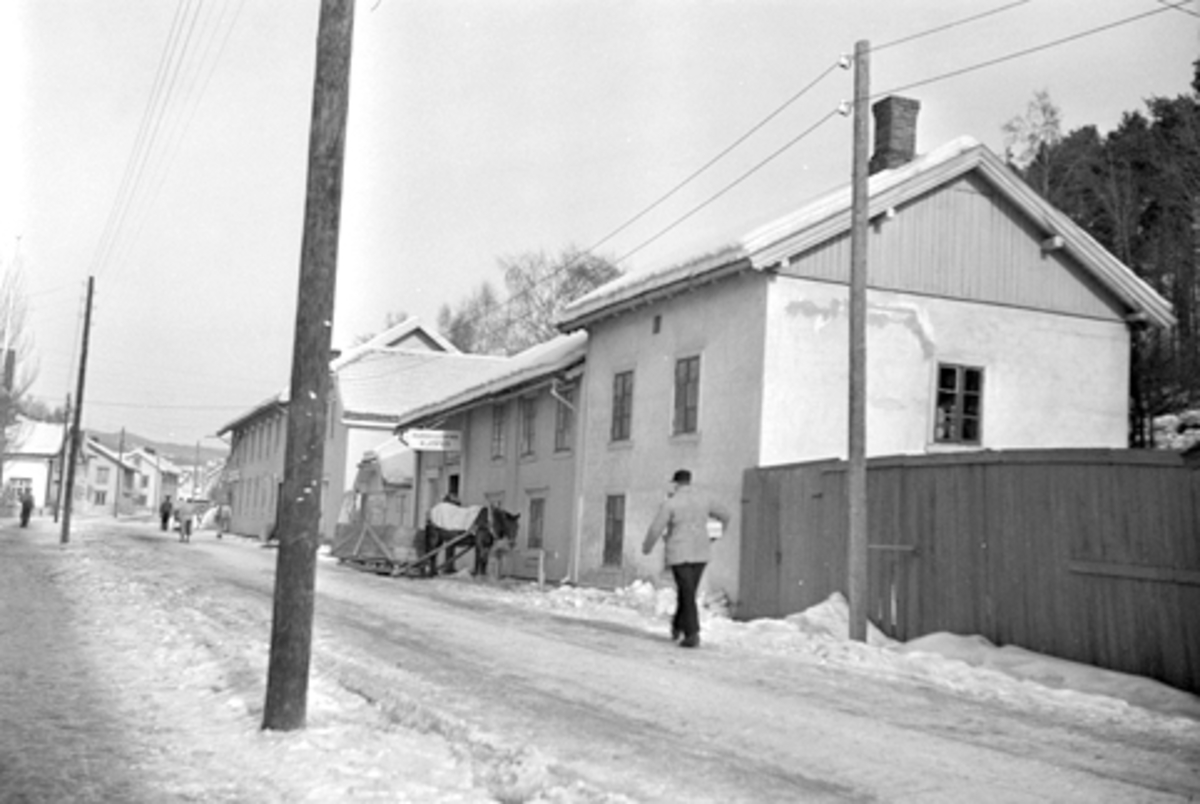 Toralv Bleken-Nilssen, GAMLEGATA I BRUMUNDDAL, MARIENDAL ELLER RISMYHRS GARVERI CA. 1930, FB1. 34, GNR. 197-4. SE BRUMUNDDALSBOKA BILDE NR. 45.