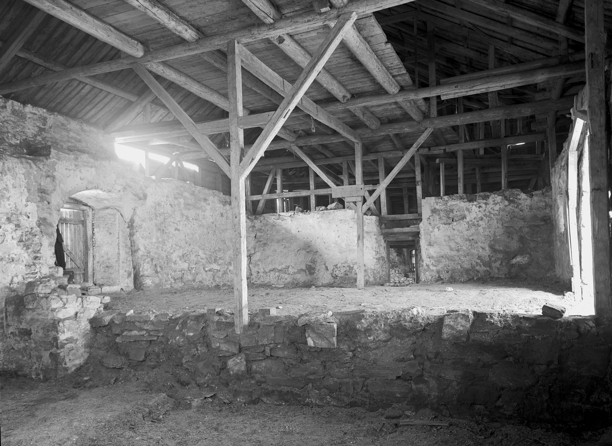 Anno Domkirkeodden, Storhamarlåven, interiør, bygningskonstruksjoner, bærekonstruksjoner. "Kjøringa" over hovedinngangen i vestfløyen trengte kraftige bærekonstruksjoner. Hedmarksmuseet, Domkirkeodden, Hamar. I Se boka "Storhamarlåven-en visuell oppdagelsesreise i Sverre Fehns arkitektur" utgitt av Hedmarksmuseet 2004.