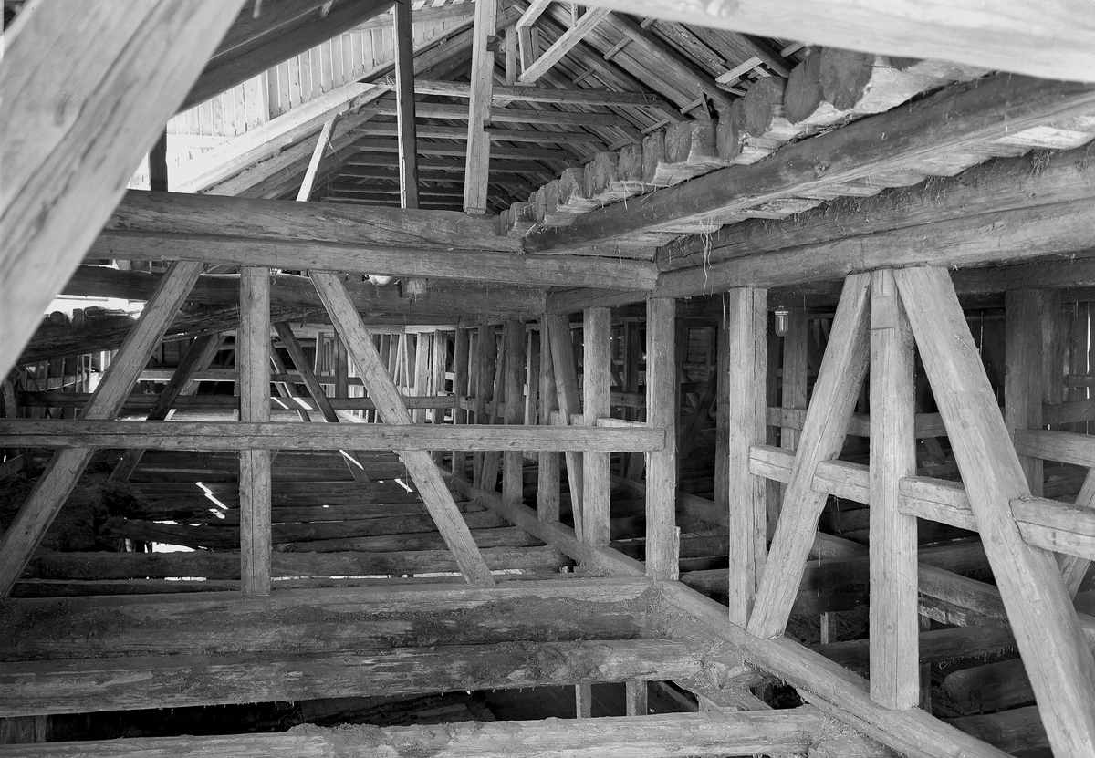 Normann Fotoatelier, Storhamarlåven, interiør, bygningskonstruksjoner. Hedmarksmuseet, Domkirkeodden, Hamar. I Se boka "Storhamarlåven-en visuell oppdagelsesreise i Sverre Fehns arkitektur" utgitt av Hedmarksmuseet 2004. Foto Normann 08. 05. 1947.