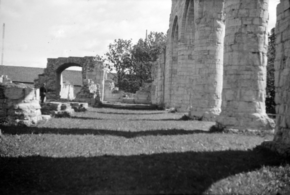 Toralv Bleken-Nilssen, DOMKIRKERUINENE, HKR. 200