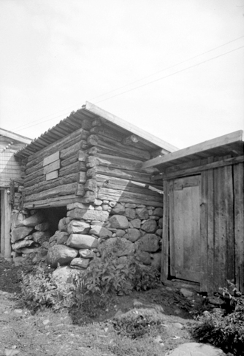 Toralv Bleken-Nilssen, FINBORUD, VANG H. 72-, GRISEHUS, UTEDO,