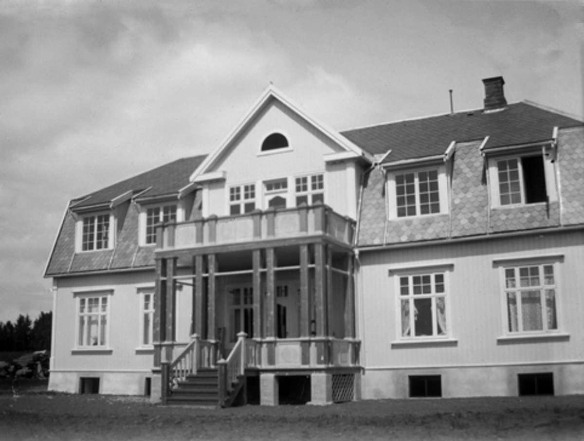 Anno Domkirkeodden, BANKKASSERER NILS ARSTADS VILLA PÅ STORHAMAR, KARL SIGURDSONSGT. 22, ING. HALVORSEN. GLASSPLATE.