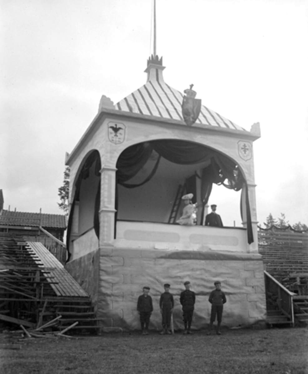Anno Domkirkeodden, ÆRESTRIBUNE VED LANDSTURNSTEVNET, 1907, HAMAR, ETTER TEGN. AV A. D. HALVORSEN, GLASSPLATE,