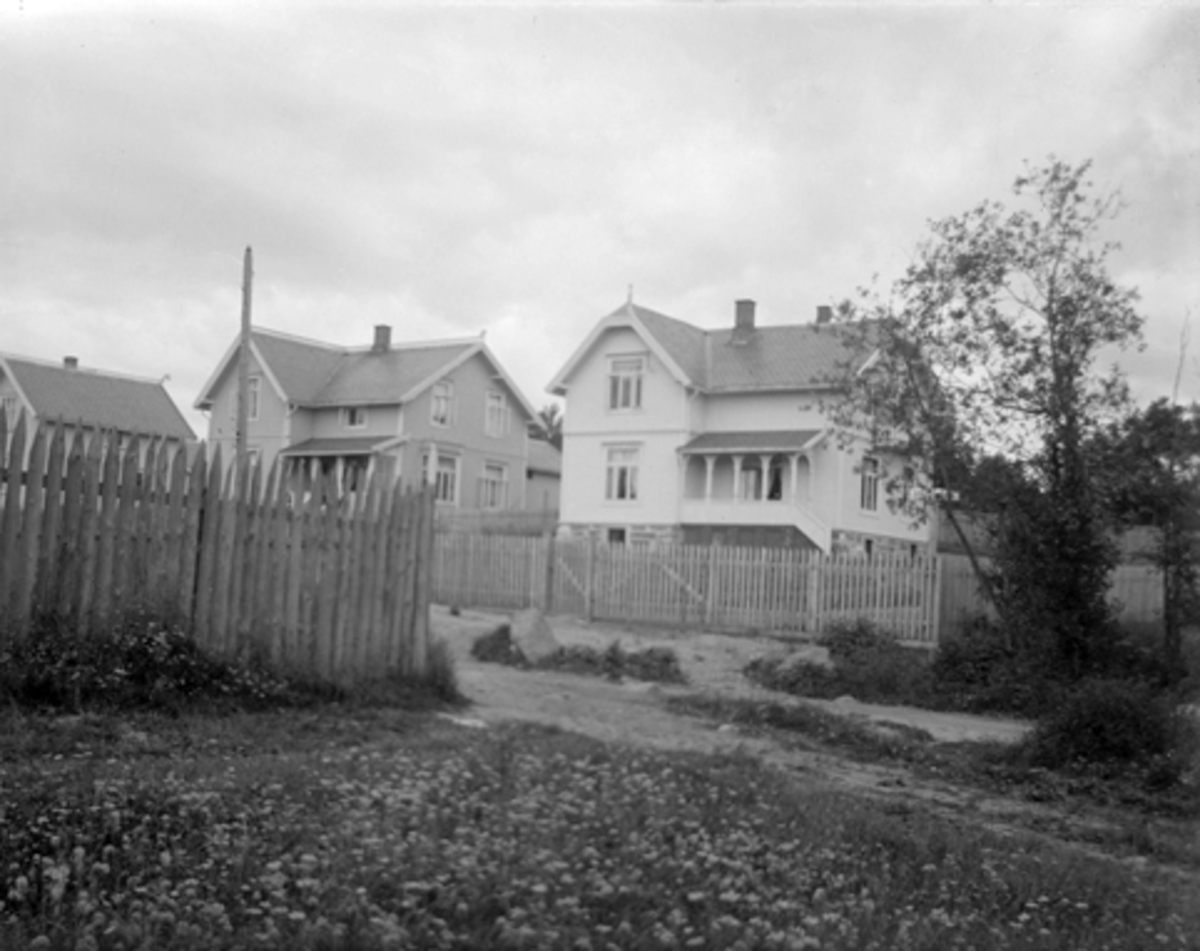 Anno Domkirkeodden, St. Olavsgate, bolighus i kvartal 149. F. v. 1. Kaptein Raabes hus, 2. kontorist Stenersen, 3. kasserer Wangensteen. HUS, KVARTAL 149 A, HAMAR, OLAVSGT. DR. MEJLÆNDER, WANGENSTEEN T. H.