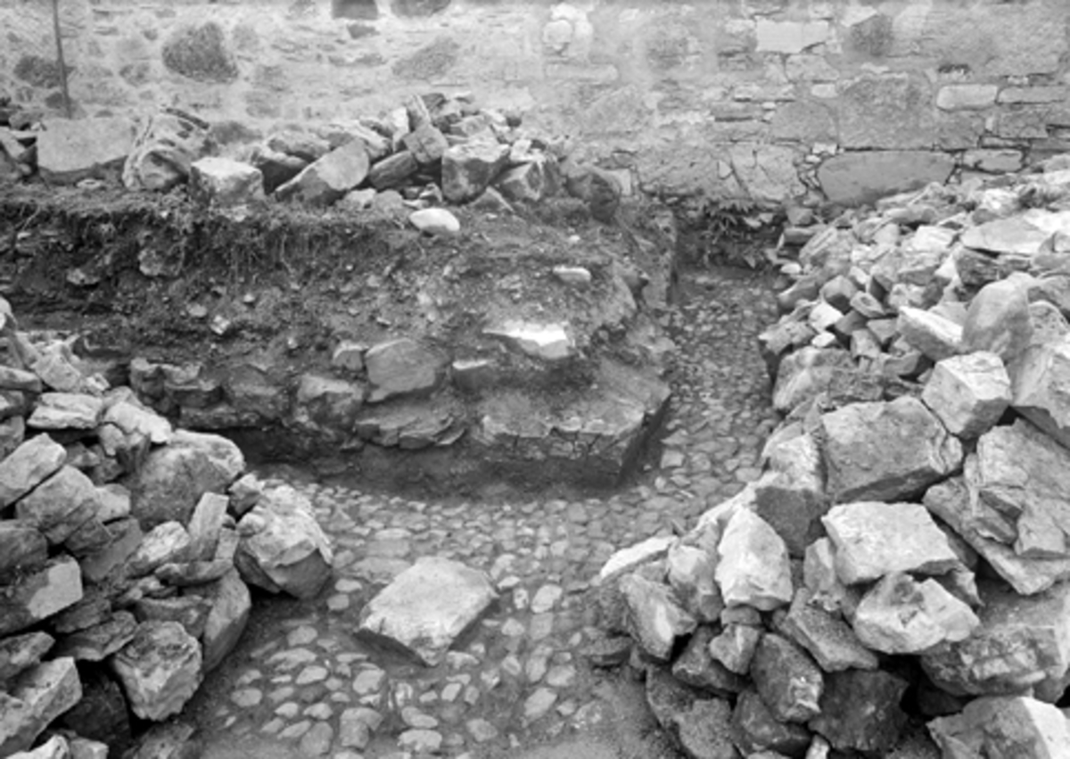 Anno Domkirkeodden, HAMAR BISPEGÅRD, HAMARKAUPANGEN, DOMKIRKEODDEN, TVERRBYGNINGEN, ARKEOLOGI, GERHARD FISCHER, 13. 10. 1948, FOTO 27.