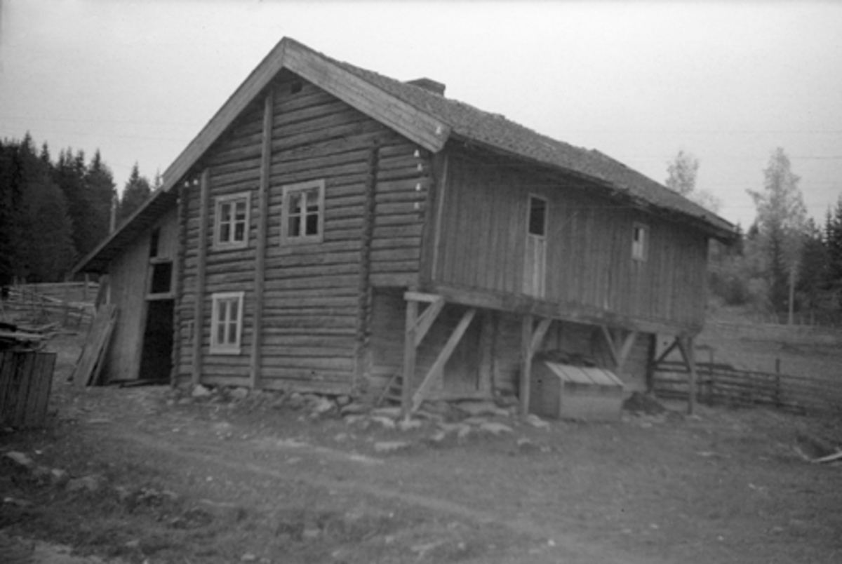 Toralv Bleken-Nilssen, HUS, HVITBERG, UTHUS, STANGE.