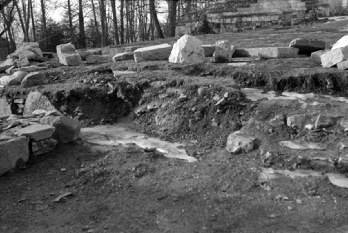 Toralv Bleken-Nilssen, HH. KIRKEGÅRDSMUR, BISKOPSTREDET, ARKEOLOGISK UNDERSØKELSE 1949, ØSTSIDE, DOMKIRKEODDEN, HKR. 214, ARKEOLOGI.