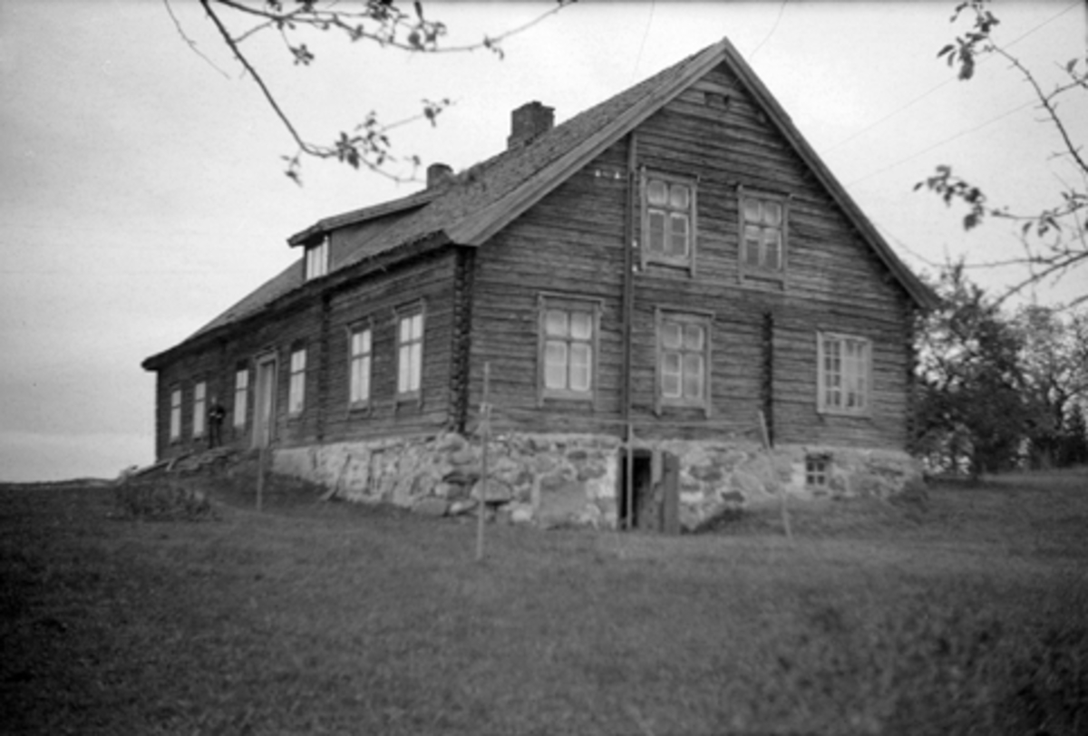 Toralv Bleken-Nilssen, HUS, HVITBERG, STANGE, GNR. 136-