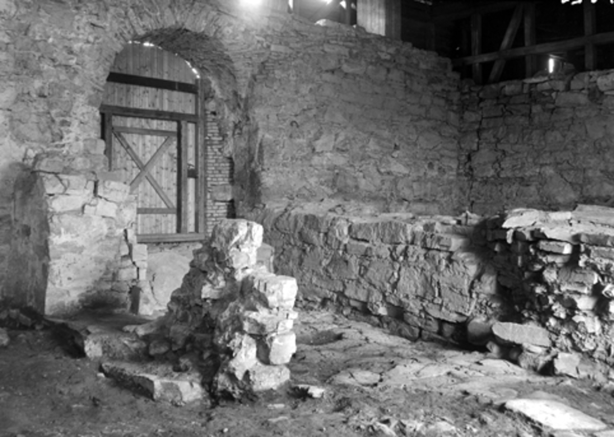 Anno Domkirkeodden, Arkeologiske undersøkelser i Hamar bispegård 1952. Borgporten, vaktrommet og "fangekjelleren".