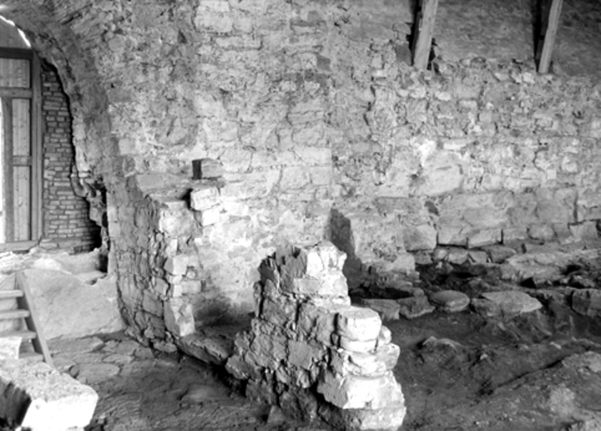 Anno Domkirkeodden, Arkeologiske undersøkelser i Hamar bispegård 1952. Porttårnet, vaktrommet.