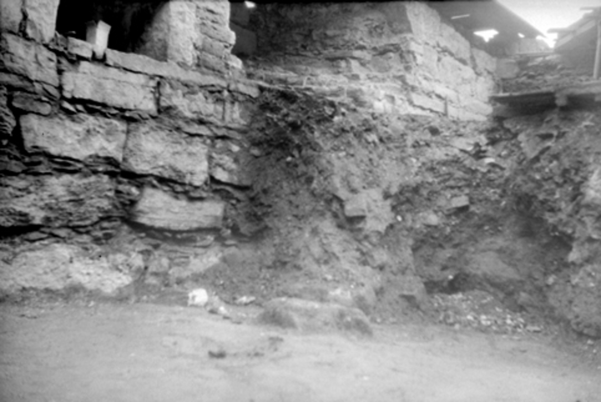 Anno Domkirkeodden, Arkeologiske undersøkelser i Hamar bispegård 1956, østre rom i sydfløyen under utgravning, HKR. 300