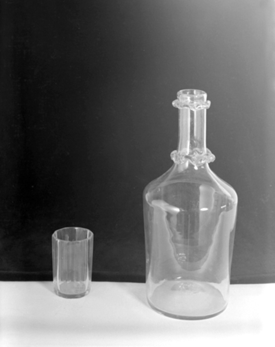 Anno Domkirkeodden, GAMMEL KARAFFEL OG GLASS I KLART GLASS.