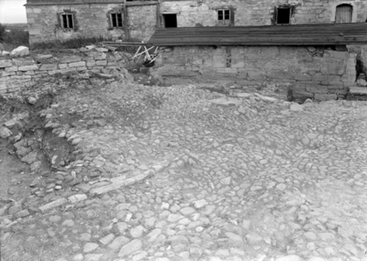 Normann Fotoatelier, Arkeologiske undersøkelser i Hamar bispegård, Domkirkeodden, 1955. Broleggingen syd i borggården, nord for sydfløyen P.