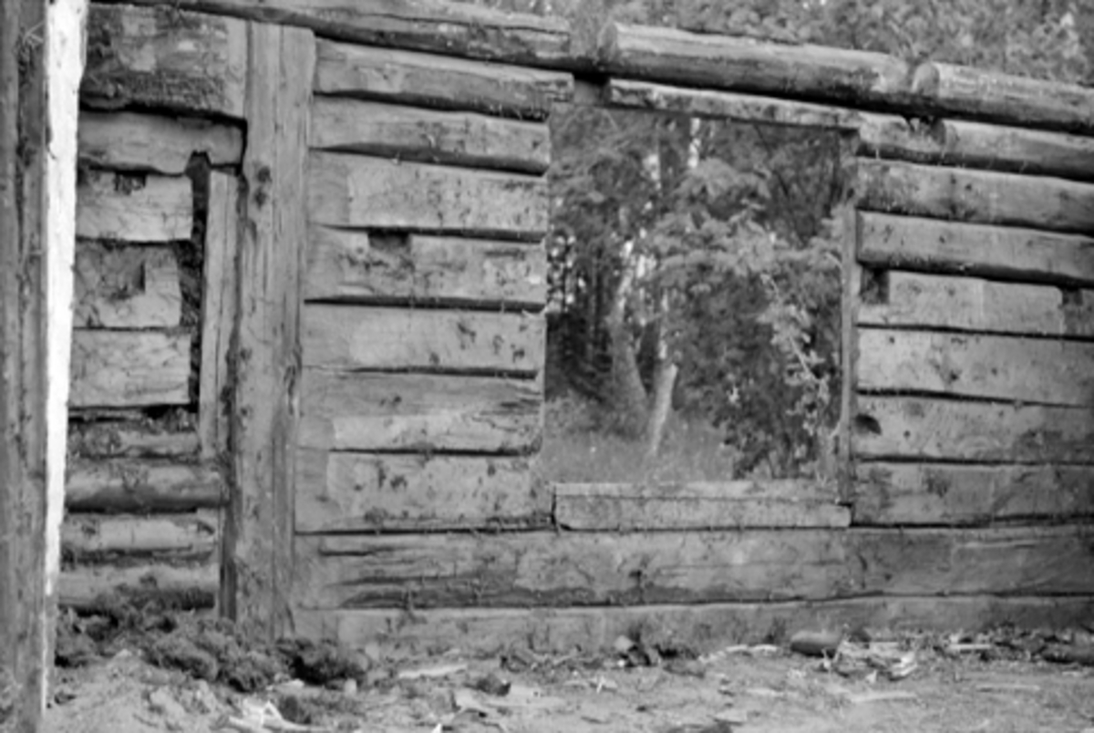Toralv Bleken-Nilssen, SKARDERUDSTUA, DETALJ AV VESTVEGGEN UNDER RIVING. HDH. 55. 1956.