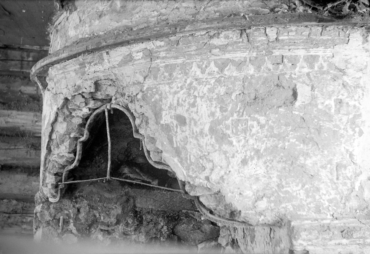 Toralv Bleken-Nilssen, PEISEN I DEN ELDRE DELEN AV KOLSETBYGNINGEN FRA LØTEN. HDH. 41. GJENREIST PÅ HEDMARKSMUSEET. DETALJ AV PEISEN. 1957.