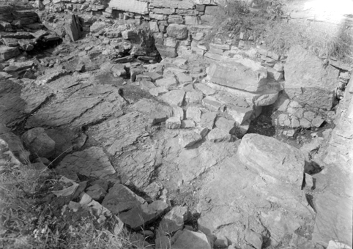 Normann Fotoatelier, Arkeologiske undersøkelser i Hamar bispegård, Domkirkeodden, Hamar, 1957. Bygningsrester nord for tårnruinen, Kn. HKR. 300,