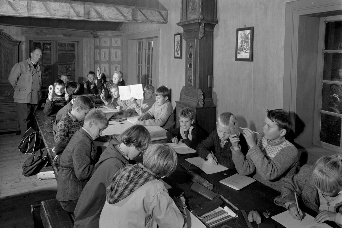 Anno Domkirkeodden, BARFRØSTUA MED SKOLEKLASSE. SKOLESTUE HDH. 19, LÆRER UNDERVISER, UKJENTE ELVER.