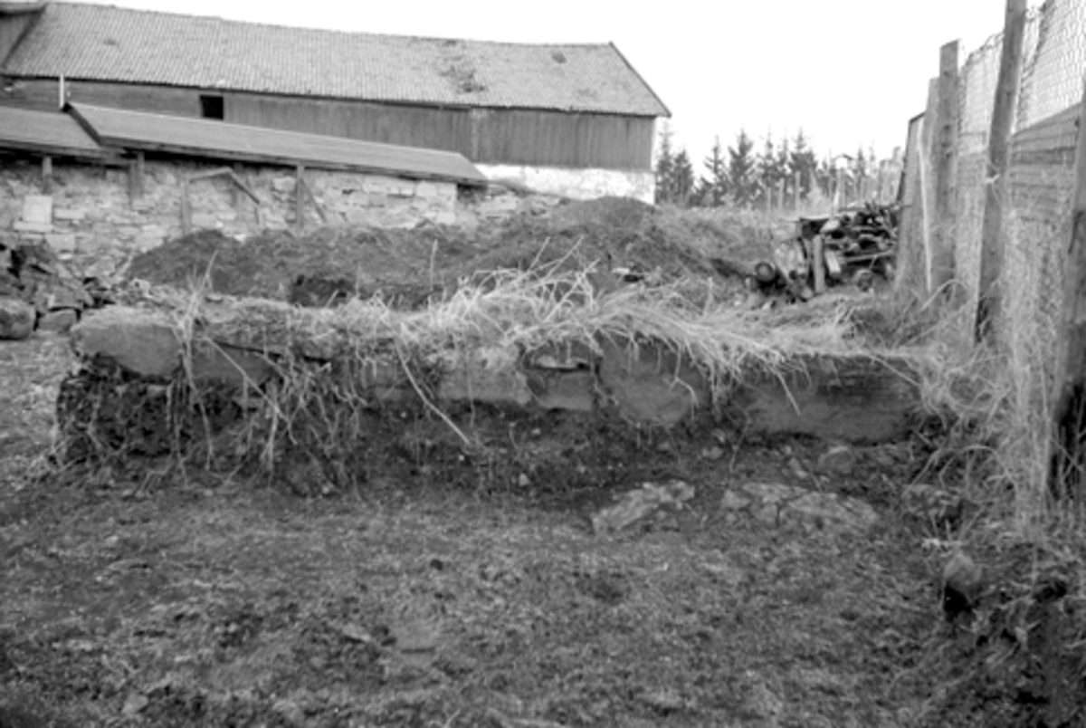 Normann Fotoatelier, Arkeologiske undersøkelser i Hamar bispegård, Domkirkeodden, Hamar 1958/59. Mur øst for Storhamarlåvens sydfløy. HKR. 300,