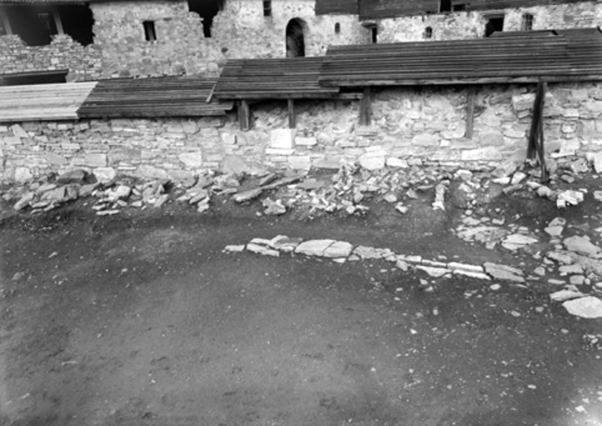 Normann Fotoatelier, Arkeologiske undersøkelser i Hamar bispegård, Domkirkeodden, Hamar 1959. Terreng øst for østre ringmur O, rester av vannrenner. HKR. 300