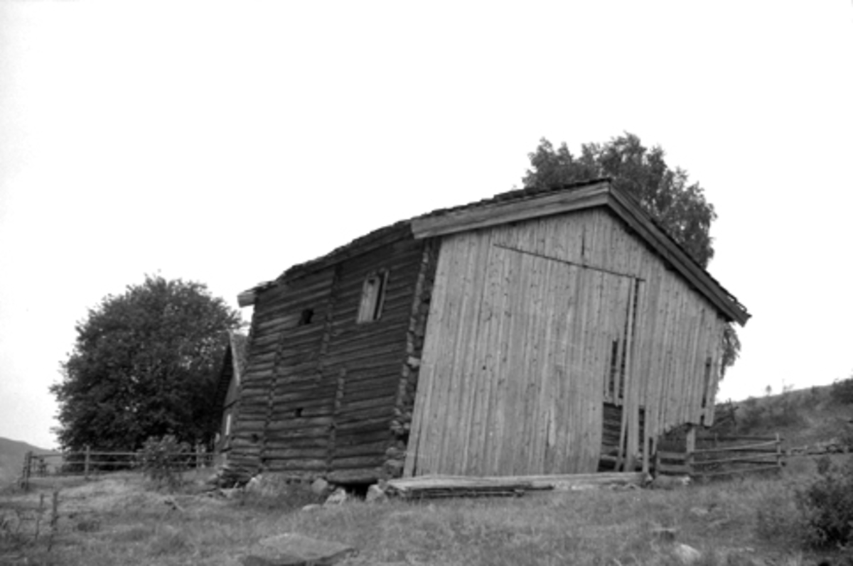 Toralv Bleken-Nilssen, FALLEFERDIG TOETASJES TØMMERHUS, GARDSBYGNING, UTHUS, STOR-SANDEN, DÆLI, BRØTTUM i Ringsaker. FOTO: TORALV BLEKEN NILSSEN, 1959.
