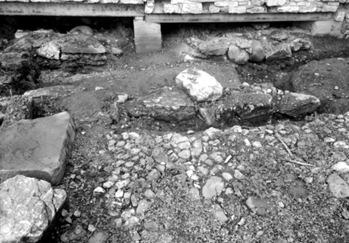 Normann Fotoatelier, Arkeologiske undersøkelser i Hamar bispegård 1960. Område øst for østmuren i Storhamarlåvens vestfløy.