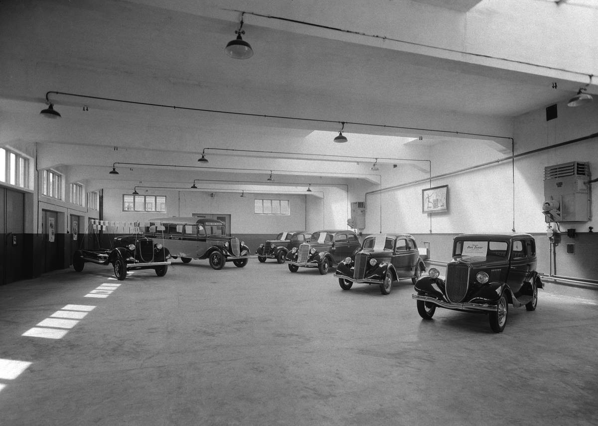 Christian Grundseth, Oplandske Automobilforretning A/S i Enggata, Hamar. BIL, BUSS. FORD, UTSTILLING, INTERIØR.