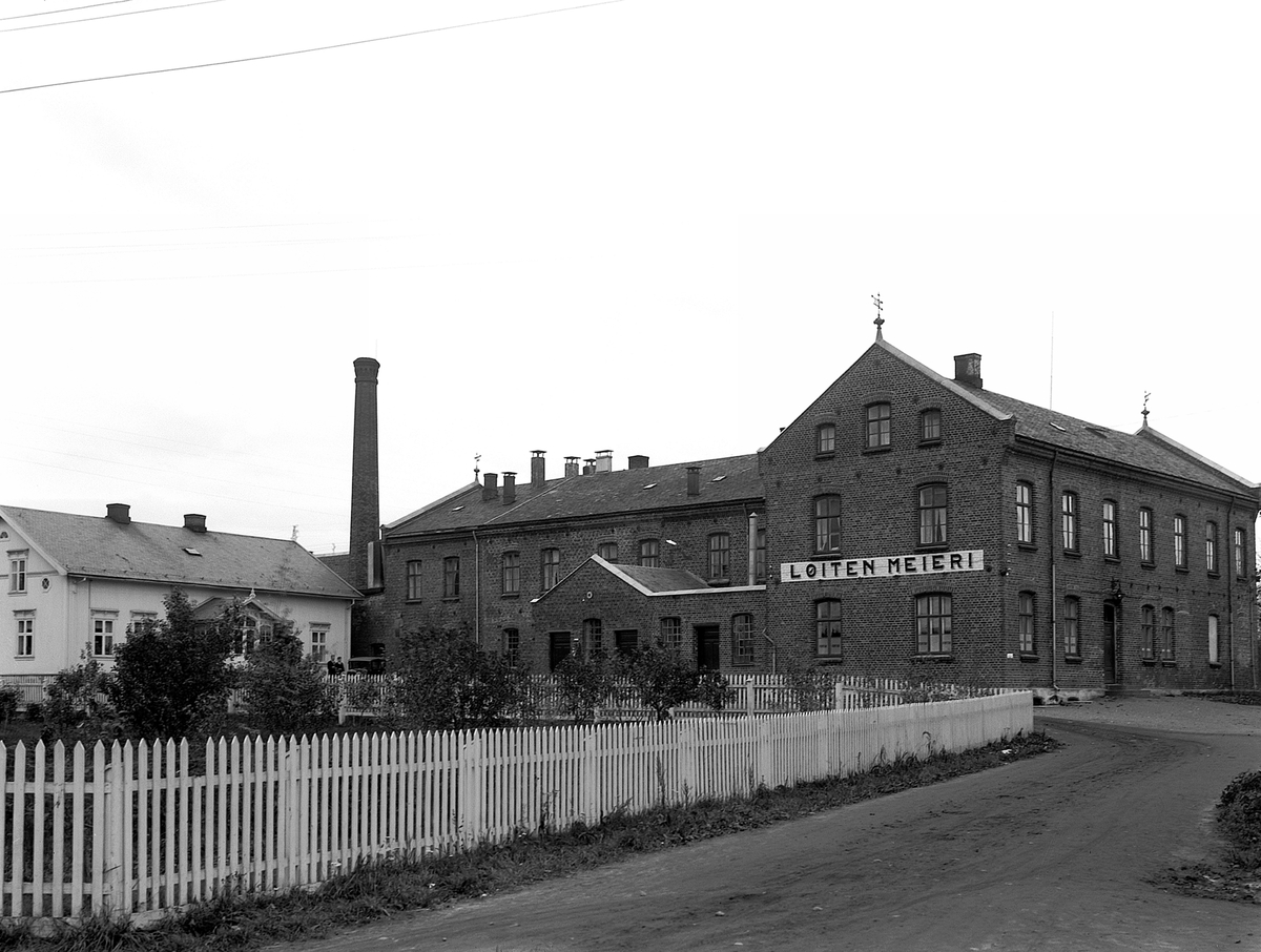 Christian Grundseth, EKSTERIØR. LØTEN MEIERI. Med bestyrerbolig og hage. 1932.