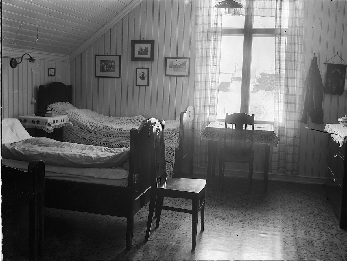 Christian Grundseth, SOVEROM INTERIØR. OPPREDDE SENGER. STOL. GARDINER. UKJENT.